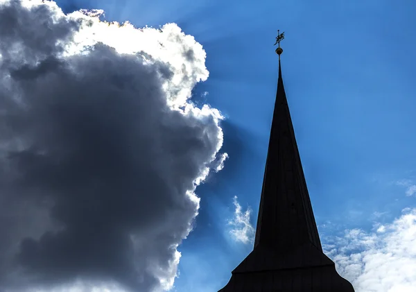 Chiesa lancia su sfondo cielo blu — Foto Stock