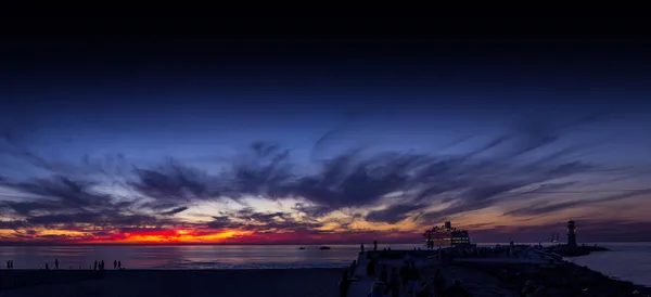Cruise gemi gökyüzü günbatımı warnemunde beach kalkış — Stok fotoğraf