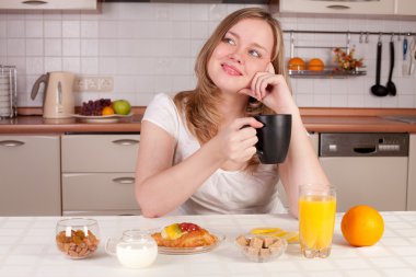 mutfakta kahve olan mutlu kadın