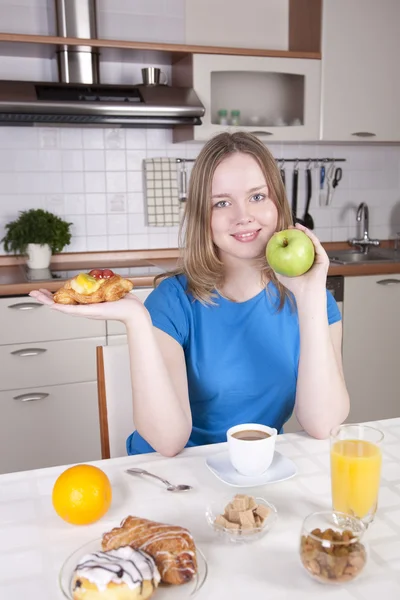 Mujer joven elige manzana verde fresca y dieta saludable —  Fotos de Stock