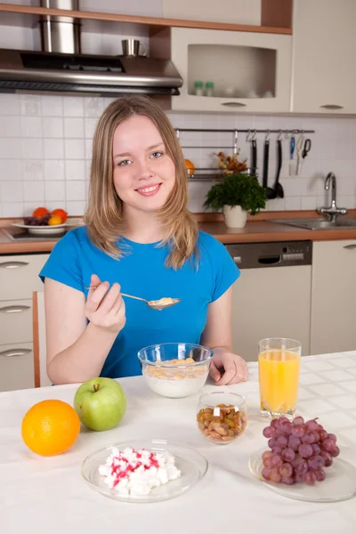 Beautiful girl chooses healthy meal — Stock Photo, Image