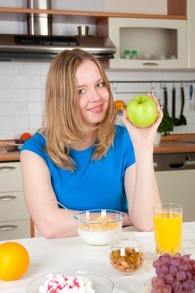 Ung kvinna väljer färskt grönt äpple och hälsosam kost Royaltyfria Stockfoton