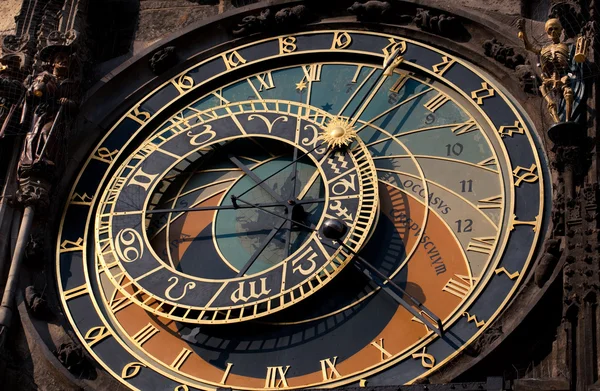 De astronomische klok ORLOJ in Praag in de Tsjechische Republiek — Stockfoto