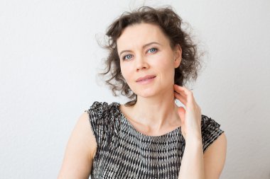 kahverengi saçlı kadın hakkında bir şeyler düşünme