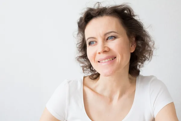 Mujer de cabello castaño soñando con algo con esperanza y sonrisa — Foto de Stock