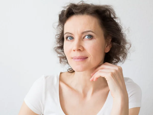 Mujer de cabello castaño pensando en algo — Foto de Stock