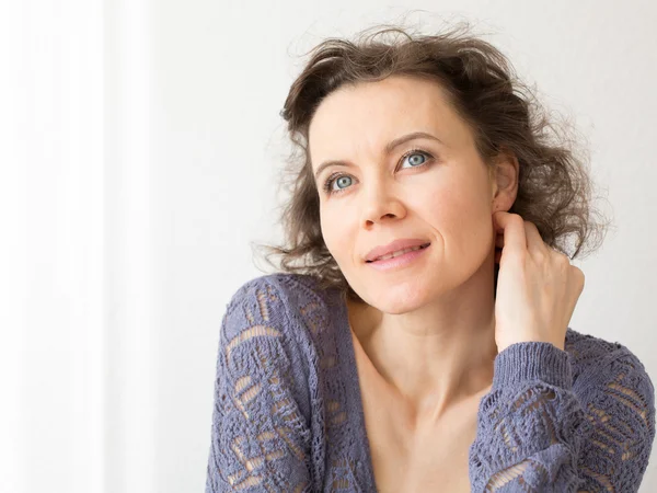 Romantische vrouw denken over iets — Stockfoto