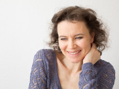 romantik kadın gülüyor