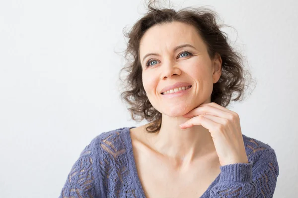 Romantische vrouw met aantrekkelijke glimlach — Stockfoto