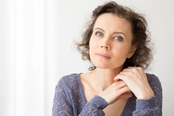 Romantische vrouw op zoek naar camera met glimlach — Stockfoto