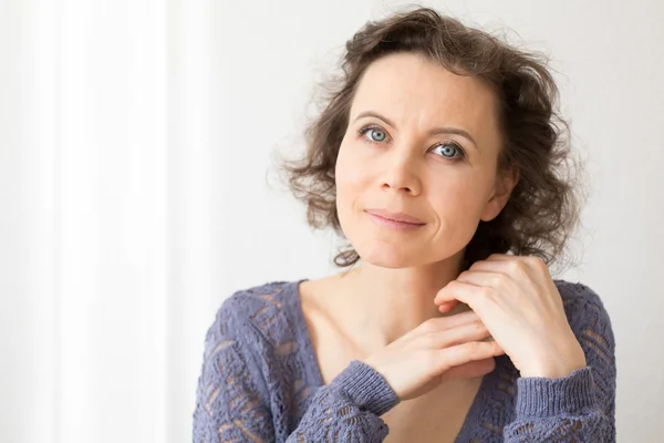 Mujer romántica mirando a la cámara con sonrisa — Foto de Stock