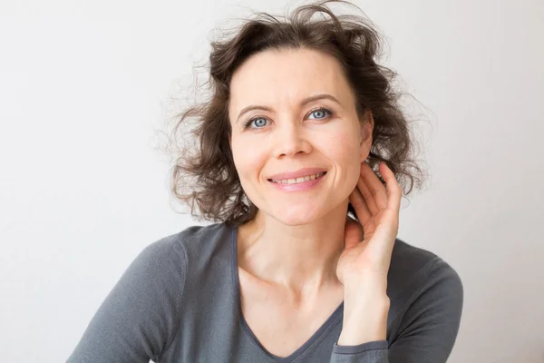 Mujer feliz con sonrisa atractiva — Foto de Stock