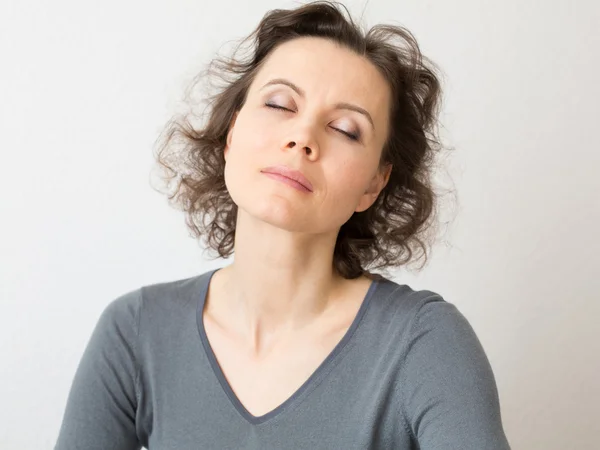 Mujer relajada con los ojos cerrados en meditación — Foto de Stock