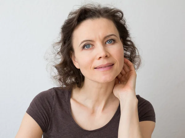 Woman with attractive smile looking to the camera — Stock Photo, Image