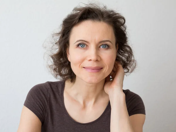 Mujer con sonrisa atractiva mirando a la cámara — Foto de Stock