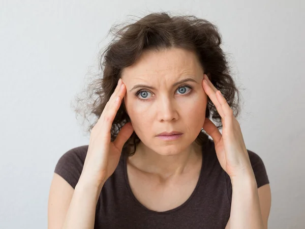 Vrouw denken over ernstig of met hoofdpijn — Stockfoto