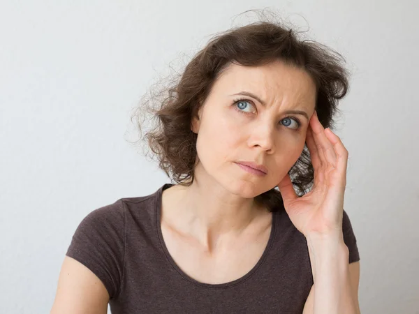 Vrouw serieus te denken over — Stockfoto