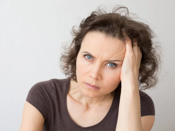 Vrouw serieus te denken over — Stockfoto