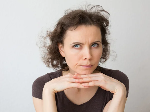 Mujer pensando en serio — Foto de Stock