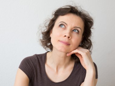 매력적인 미소에 대 한 꿈을 가진 여자