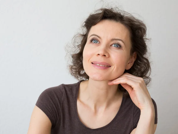 Mujer con sonrisa atractiva soñando — Foto de Stock