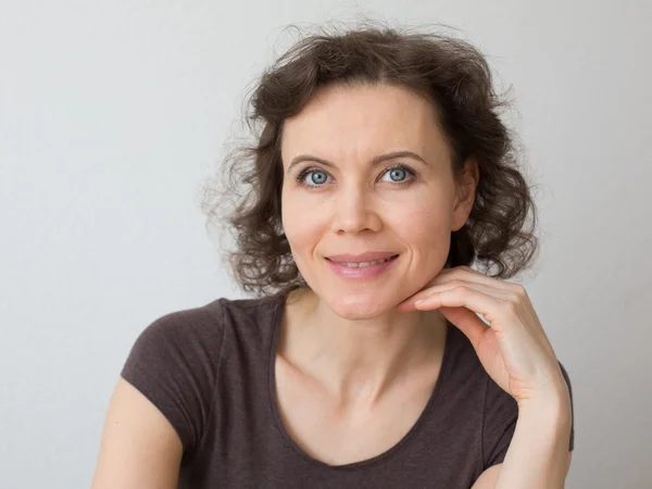 Mujer con sonrisa atractiva mirando a la cámara — Foto de Stock