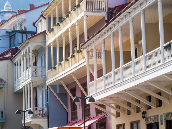 Bunte geschnitzte Balkone in der Altstadt von Tiflis — Stockfoto