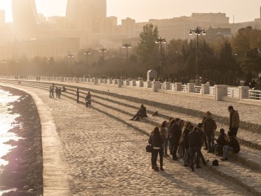 Bakü, Azerbaycan - 22 Kasım 2013: Bakü Bulvarı'nda günbatımı. boulevard 1909 yılında kurulan ve bugün popüler bir turistik 's