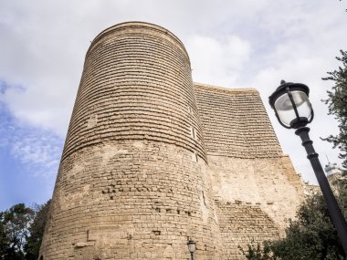 Bakü, Azerbaycan - 22 Kasım: Bakü, Azerbaycan, 22 Kasım 2013 tarihinde eski kasaba kızlık kulede. Kule unesco Dünya Mirası listesinde olduğunu.