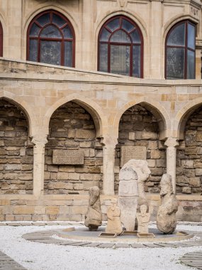 Bakü, Azerbaycan - 22 Kasım: avlu icheri Sarayı (eski şehir), Bakı, Azərbaycan, üzerinde 22 Kasım 2013 yılında lapidarium ile. Şirvanşahlar Sarayı icheri UNESCO tarafından dünya mirası 2000 yılından bu yana olduğunu..