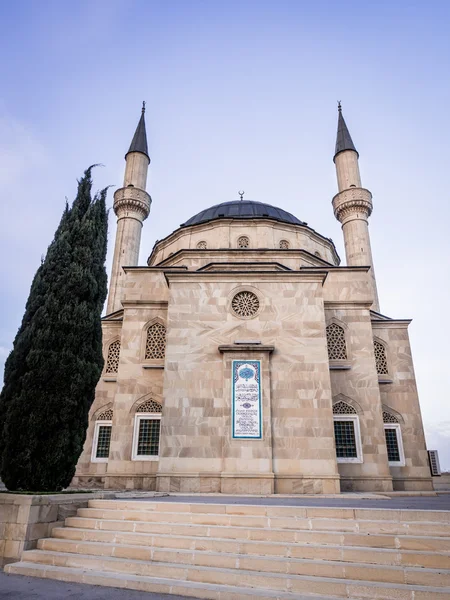 BAKU, AZERBAIJAN - NOVEMBRO 22, 2013: Mesquita Sehidler Mescidi ao lado das Torres de Chama em Baku, Azerbaijão. As Torres de Chama são os primeiros arranha-céus em forma de chama do mundo . — Fotografia de Stock