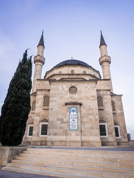 BAKU, AZERBAIJAN - 22 NOVEMBRE 2013 : Mosquée Sehidler Mescidi à côté des tours de flamme à Bakou, Azerbaïdjan. Flame Towers sont les premiers gratte-ciel en forme de flamme dans le monde . — Photo