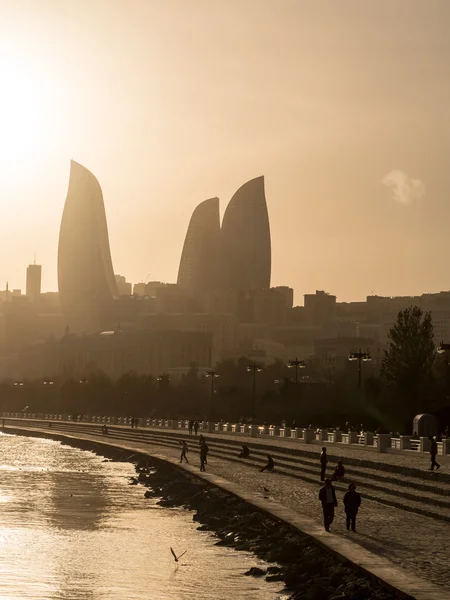 Baku, Ázerbájdžán - 22 listopadu 2013: plamen věže v baku v západu slunce. plamen věže jsou první ve tvaru plamen mrakodrapů na světě, a oni mohou být viděni z téměř jakéhokoli místa ve městě — Stock fotografie