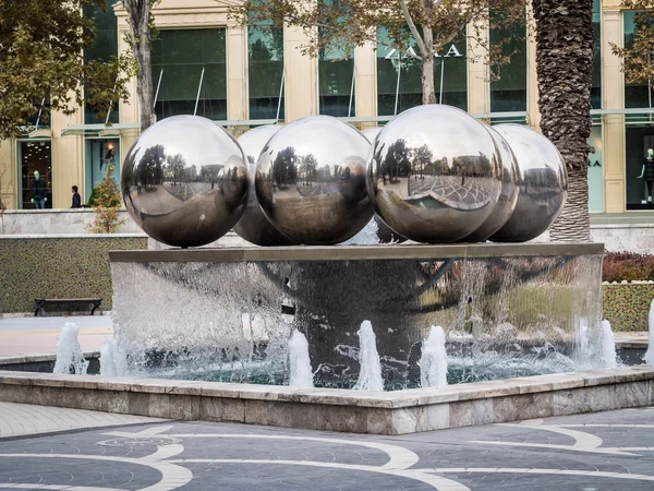 BAKU, AZERBAIJAN - 22 de noviembre de 2013: Una de las fuentes en la Plaza de las Fuentes en Bakú, Azerbaiyán. La plaza fue renovada en 2010 y es un popular lugar de reunión . —  Fotos de Stock