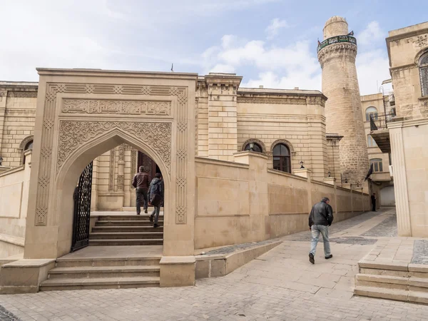 BAKU, AZERBAIJAN - 22 NOVEMBRE: Moschea di Cuma a Icheri Sheher (Città Vecchia) di Baku, Azerbaigian, il 22 novembre 2013. Icheri Sheher è patrimonio mondiale dell'UNESCO dal 2000 . — Foto Stock