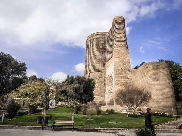 Bakü, Azerbaycan - 22 Kasım: Bakü, Azerbaycan, 22 Kasım 2013 tarihinde eski kasaba kızlık kulede. Kule unesco Dünya Mirası listesinde olduğunu.