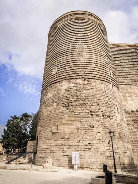BAKU, AZERBAIJAN - 22 NOVEMBRE: Torre della Vergine nel centro storico di Baku, Azerbaigian, il 22 novembre 2013. La torre fa parte del patrimonio mondiale dell'UNESCO . — Foto Stock