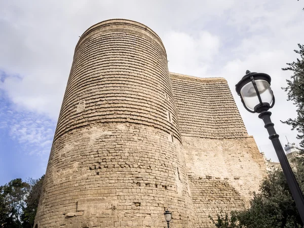 Baku, Azerbeidzjan - november 22: maiden toren in de oude stad van Bakoe, Azerbeidzjan, op november 22, 2013. de toren is op de unesco wereld erfgoedlijst. — Stockfoto