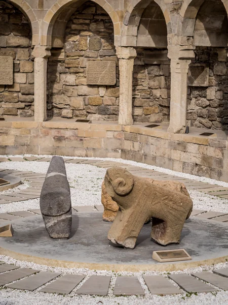 Cortile con lapidario a Icheri Sheher (Città Vecchia) di Baku, Azerbaijan — Foto Stock