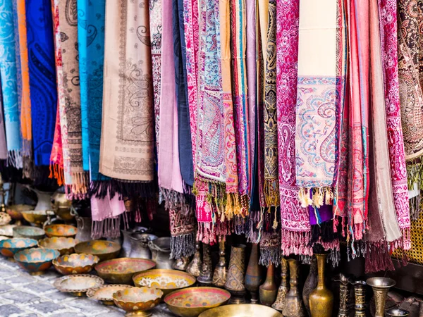 Sciarpe colorate a Baku, Azerbaigian — Foto Stock