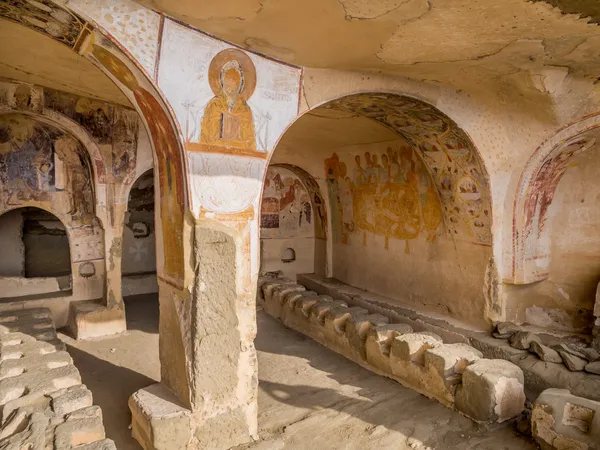 KAKHETIA, GEORGIA - NOVEMBRO 07: Murais nas paredes das cavernas de David Gareja em Kakhetia, Geórgia, em 07 de novembro de 2013 — Fotografia de Stock