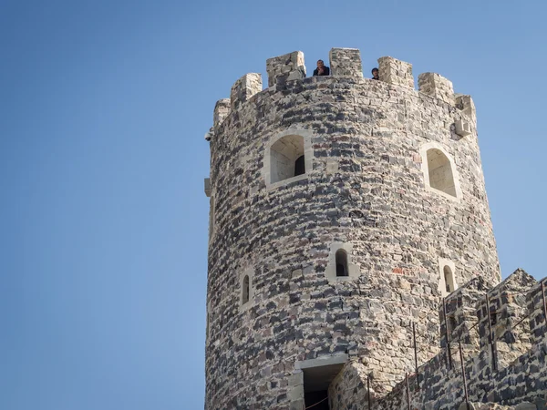 AKHALTSIKHE, GEORGIA - NOVEMBRO 03, 2013: As pessoas visitam a cidade velha de Akhaltsikhe (Castelo de Rabati). O castelo foi construído no século XII e foi recentemente renovado . — Fotografia de Stock