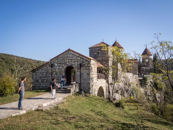 Kakhetia, Georgien - 26 mars 2014: turist i david gareja klippkyrkor grotta kloster i kakhetia regionen, Georgien — Stockfoto