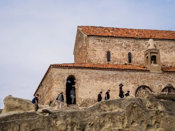 UPLISTSIKHE, GEORGIE - 28 SEPTEMBRE : La basilique à trois nefs du 9e-10e siècle dans le complexe grotte d'Uplistsikhe en Géorgie le 28 septembre 2013 — Photo