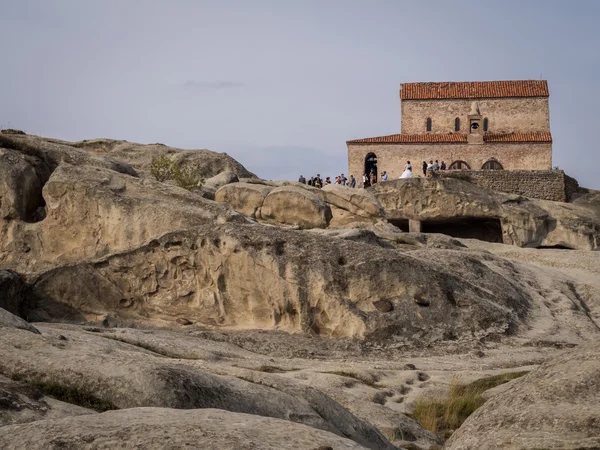 UPLISTSIKHE, GEORGIA - 28 DE SEPTIEMBRE: La basílica de tres naves del siglo IX-X en el complejo de cuevas Uplistsikhe en Georgia el 28 de septiembre de 2013 — Foto de Stock