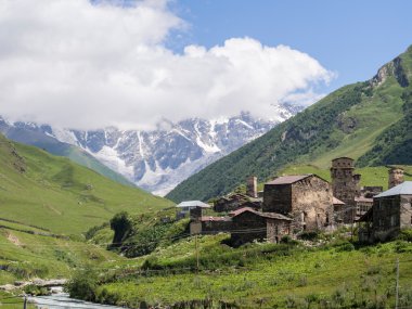 adishi, Gürcistan - 26 Temmuz: üst svaneti, georgia, Kafkasya, 26 Temmuz 2013 tarihinde köyde adishi. bölgenin Ortaçağ onun savunma kuleleri için bilinen