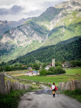 adishi, Gürcistan - 26 Temmuz: üst svaneti, georgia, Kafkasya, 26 Temmuz 2013 tarihinde köyde adishi. bölgenin Ortaçağ onun savunma kuleleri için bilinen