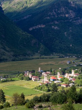 adishi, Gürcistan - 26 Temmuz: üst svaneti, georgia, Kafkasya, 26 Temmuz 2013 tarihinde köyde adishi. bölgenin Ortaçağ onun savunma kuleleri için bilinen