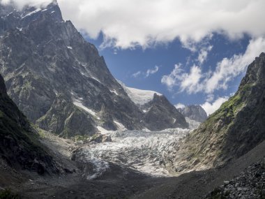 Svaneti bölgesinde bulunan Chalaadi buzulu, Gürcistan, Kafkasya