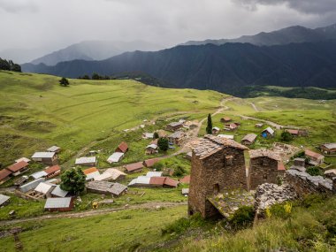 zemo omalo (keselo içinde ünlü savunma kuleleri)